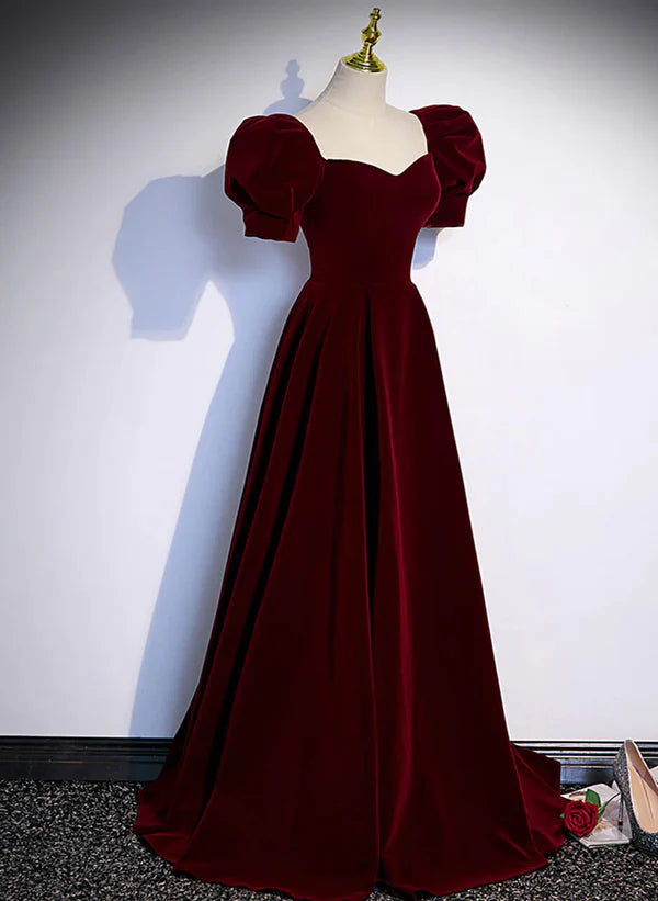 Robe de bal longue et simple rouge vin, coupe trapèze, manches courtes